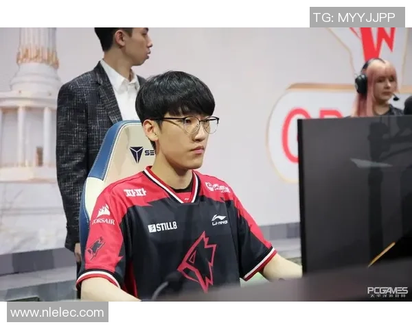 和平精英战术解析FPX战队的控制体系与团队协作策略探讨