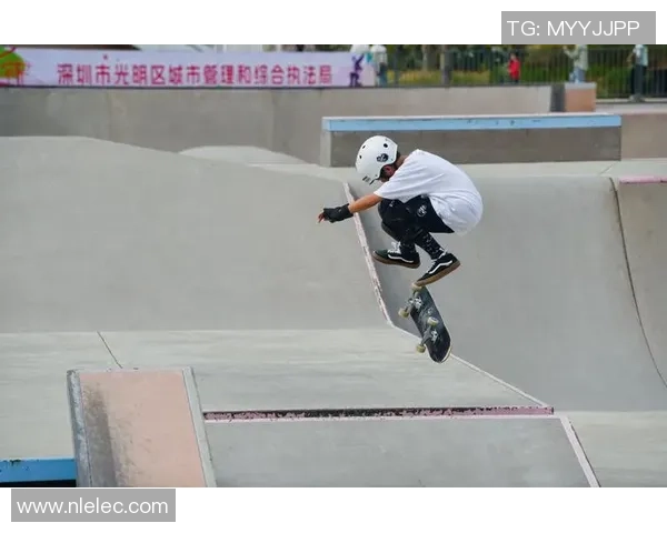 深圳滑板队的盯防策略分析与比赛表现的得失探讨