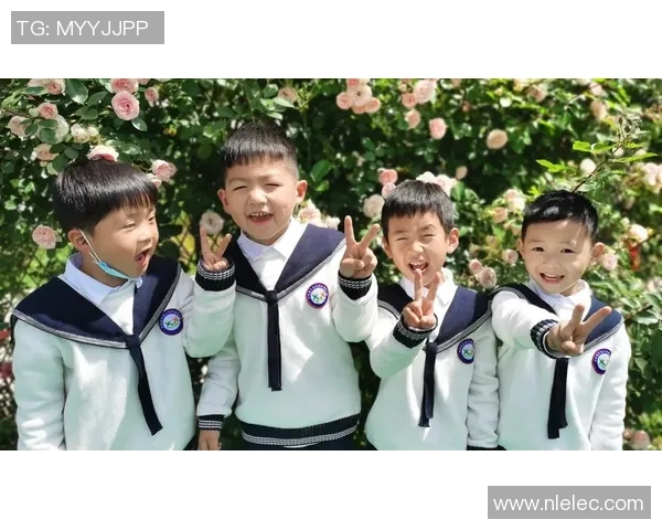 小明和乐乐在阳光下快乐踢足球的趣味时光与友谊故事 小明和乐乐在阳光下快乐踢足球的趣味时光与友谊故事